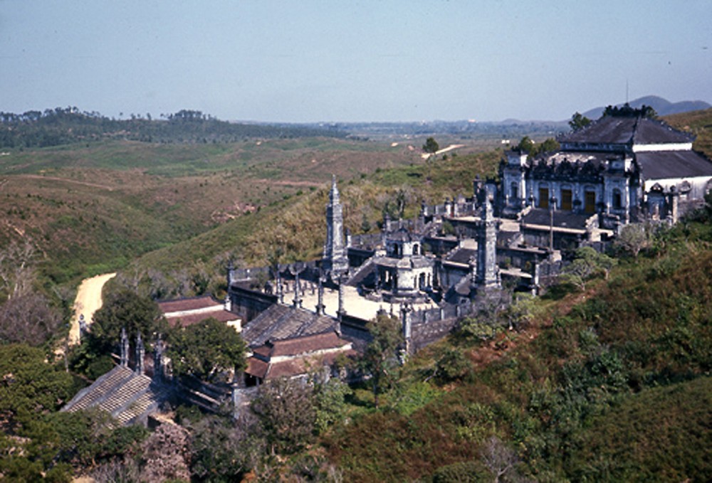 Toàn cảnh lăng vua Khải Định ở  Huế năm 1969. Ảnh: Vietnam Center and Archive.