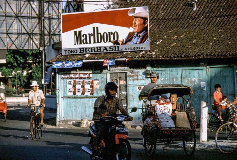 Khung cảnh đường phố ở Solo, thành phố ở miền Trung đảo Java,  Indonesia năm 1993. Ảnh: Peter Marlow/ Magnum Photos.