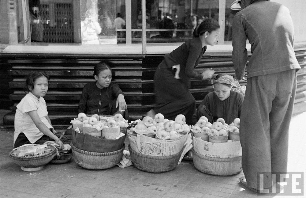 Những người bán hoa quả trên vỉa hè Sài Gòn năm 1950. Ảnh: Life.