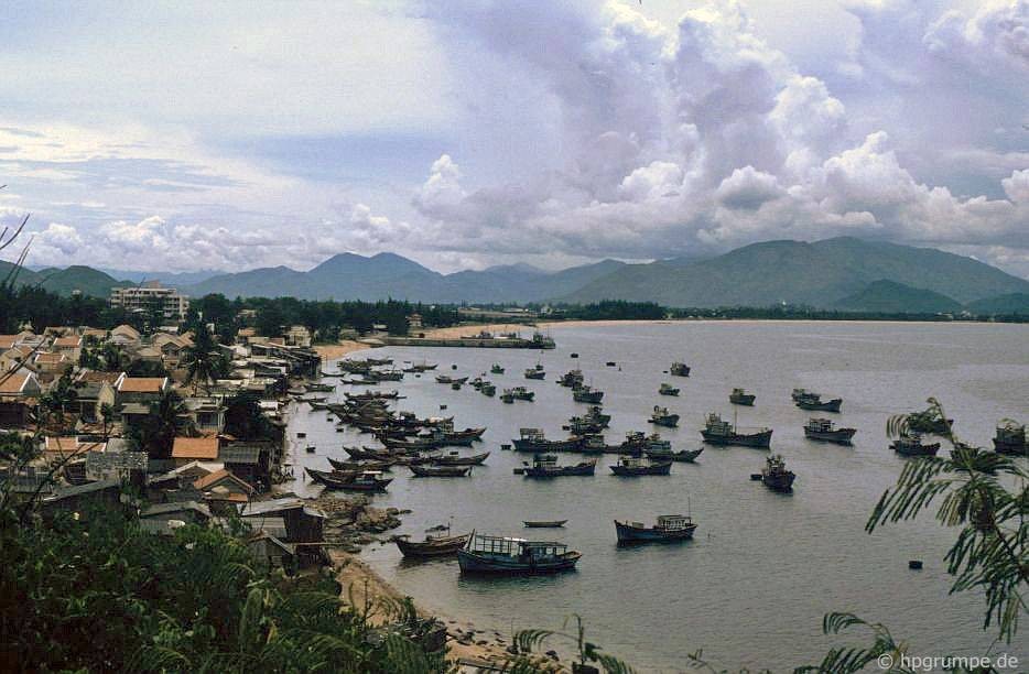 Một góc đảo Hòn Miễu, một hòn đảo nhỏ nằm trong vịnh Nha Trang, 1992. Hòn đảo này thường được biết đến với  hồ cá Trí Nguyên, một địa danh du lịch nổi tiếng của Nha Trang. Ảnh: Hans-Peter Grumpe.