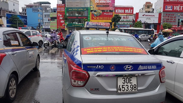 Bộ Giao thông đề nghị dán logo nhận diện xe Uber, Grab