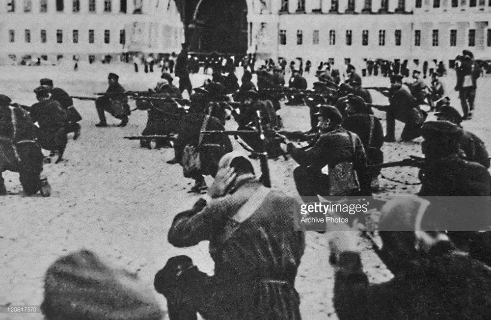 Lực lượng vũ trang Bolshevik trong vị trí chiến đấu bên ngoài Cung điện Mùa Đông ở Petrograd (Saint Peterburg) ngày 7/11/1917. Ảnh: Getty.