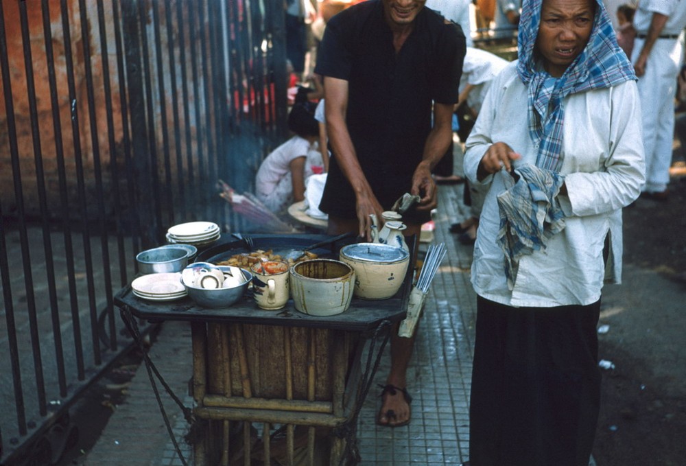 Quán ăn vỉa hè đường Mac Mahon (Nam Kỳ Khởi Nghĩa), Sài Gòn năm 1954. Ảnh: Manhhai Flickr.