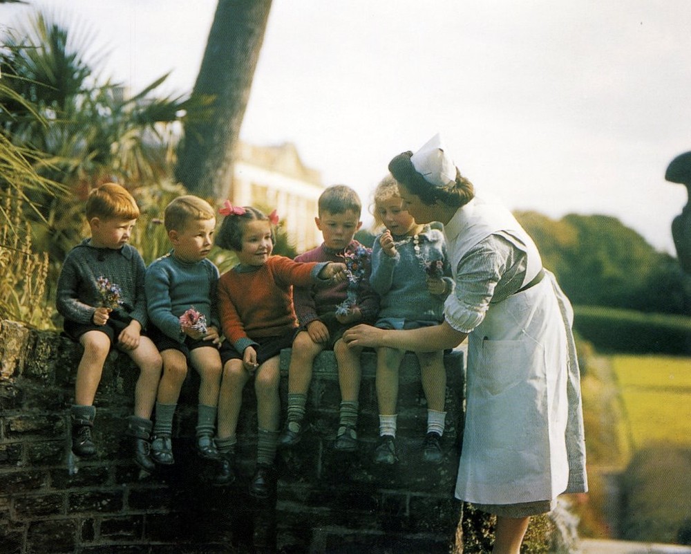 Nữ bảo mẫu chăm sóc trẻ em sơ tán khỏi chiến tranh từ Plymouth ở công viên Tapeley, tháng 10/1942. Ảnh: Vintag.es.