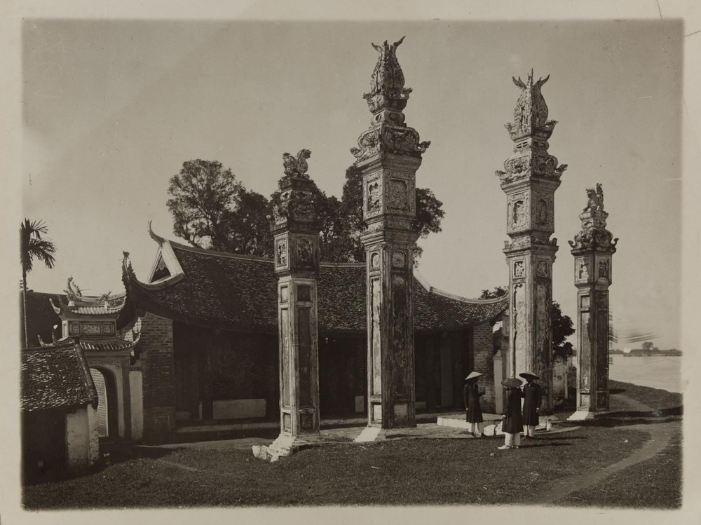 Đền Chèm ở Từ Liêm,  Hà Nội năm 1930, người Pháp gọi là "chùa Tứ Trụ". Ảnh: Paris.fr.