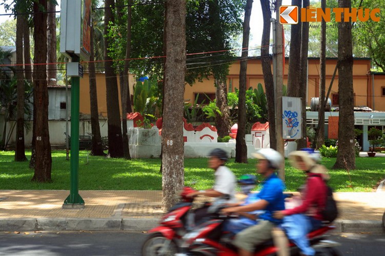 Ở công viên Tao Đàn, thuộc phường Bến Thành, trung tâm quận 1 (TP.HCM) tồn tại  ngôi mộ cổ bề thế, kiến trúc còn khá nguyên vẹn.