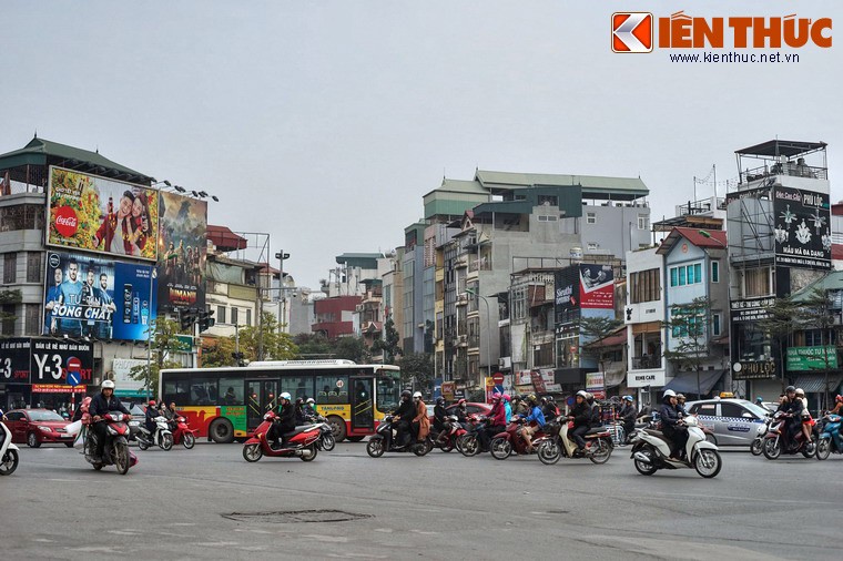 Nằm ở quận Đống Đa,  phố Khâm Thiên ngày nay là một trong những khu phố thương mại sầm uất bậc nhất thủ đô Hà Nội. Cách đây đúng 45 năm, một tấn thảm kịch đã xảy ra trên con phố này.