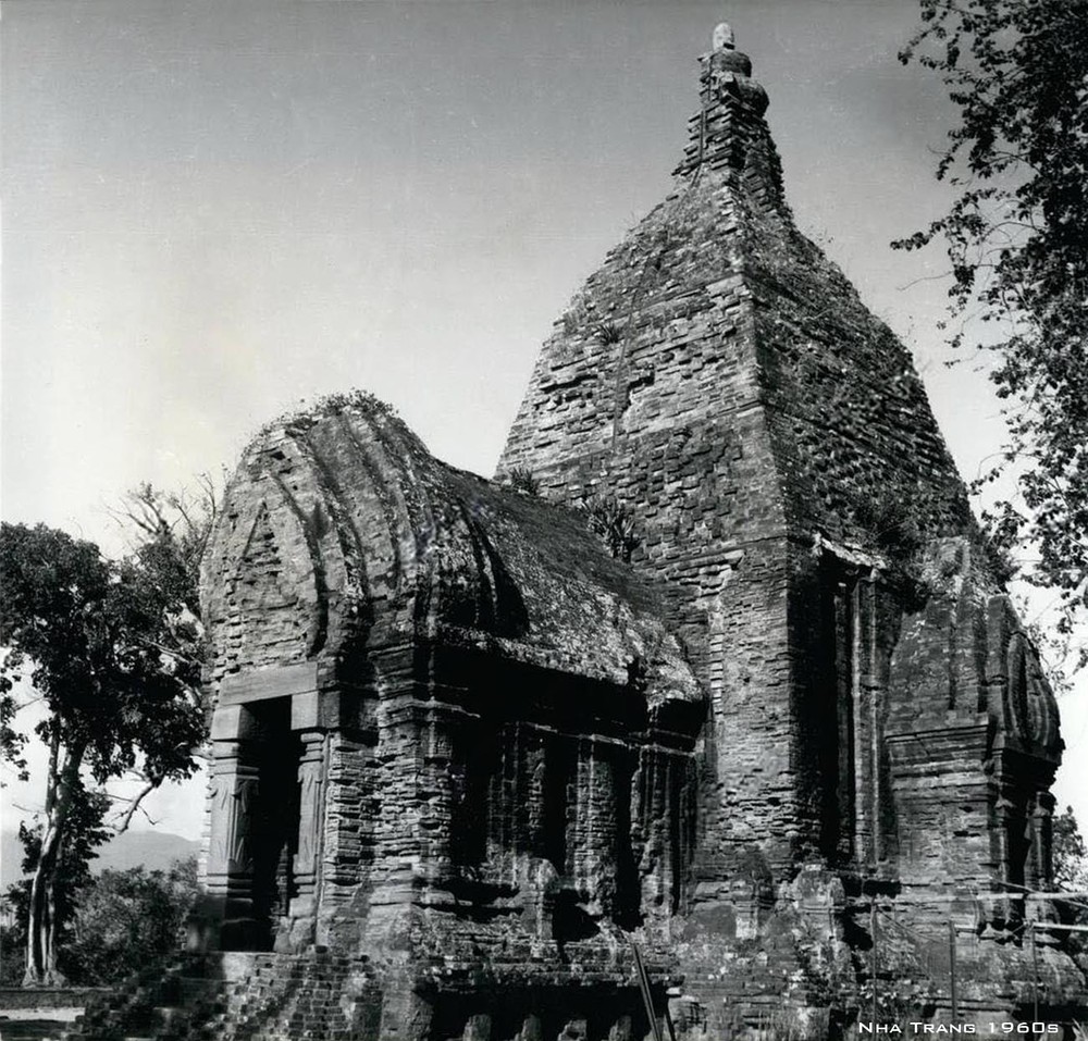 Tháp Chăm Po Nagar ở Nha Trang, Khánh Hòa,  Việt Nam thập niên 1950. Ảnh: Keystone Pictures USA.