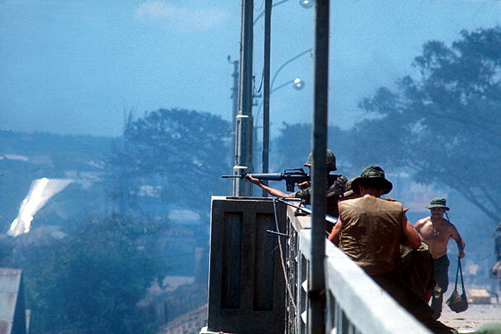 Lính Mỹ tác chiến trên cầu Chữ Y trong chiến sự ở  Sài Gòn năm 1968. Ảnh: Angelo Cozzi/Getty.