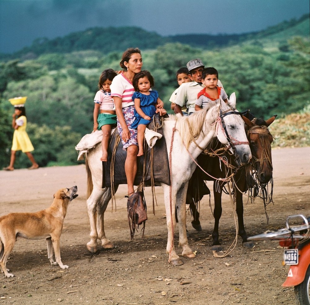 Một gia đình nông dân ở Nicaragua ngồi trên lưng ngựa, một hình ảnh trong loạt ảnh "vòng quanh thế giới" của nhiếp ảnh gia Thomas Billhardt.. Ảnh: Thomasbillhardt.de.