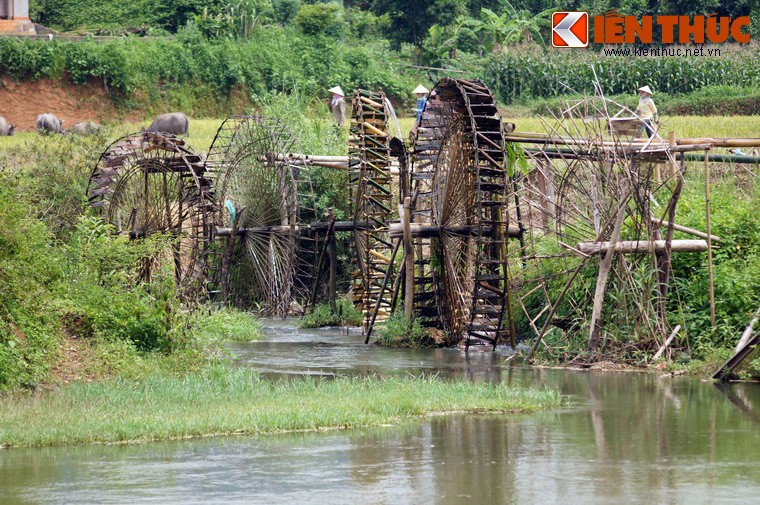 Không biết từ bao giờ, hình ảnh các cọn nước ( bánh xe nước) như những bánh xe khổng lồ chậm rãi quay những vòng quay đều đều bên dòng suối đã trở một thành nét đặc trưng của vùng núi Tây Bắc.