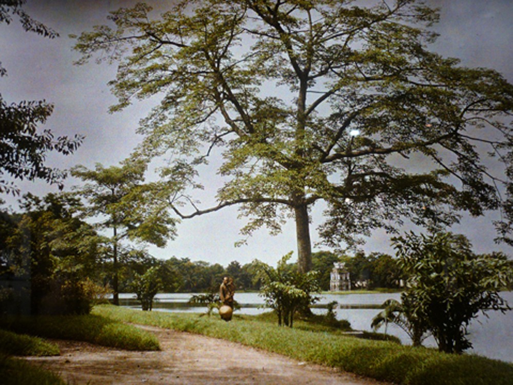 Bờ hồ Hoàn Kiếm,  Hà Nội năm 1915. Ảnh: Leon Busy.