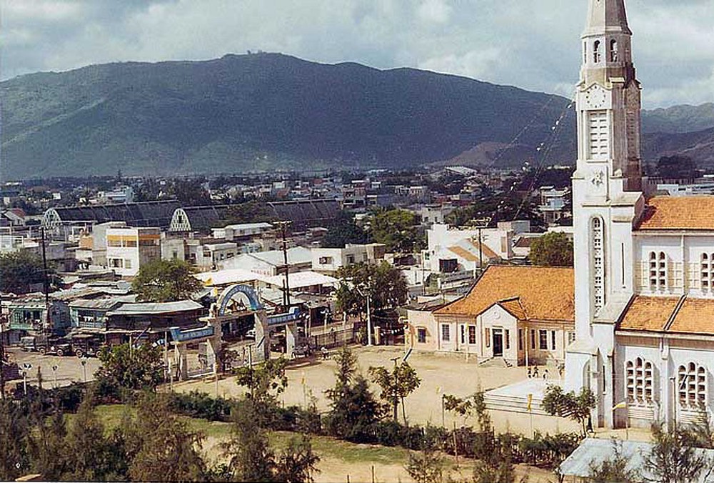 Khu vực trung tâm thị xã  Quy Nhơn năm 1965. Bên phải là nhà thờ Chính tòa Quy Nhơn, còn gọi là nhà thờ Nhọn. Ảnh: Warren Balish.