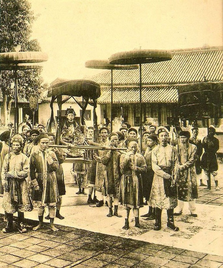 Lễ đăng quang của  vua Duy Tân ngày 5/9/1907. Hình chụp trên sân điện Cần Chánh. Ảnh tư liệu.