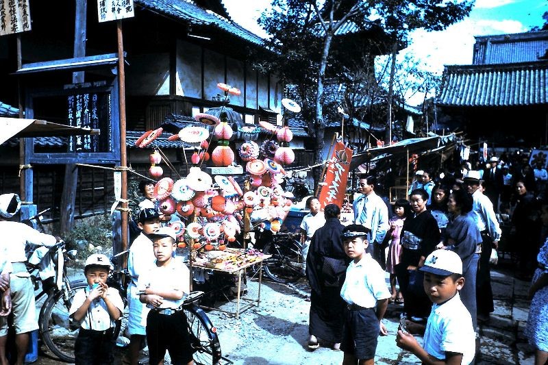 Khu chợ ở thành phố Gifu, miền Trung  Nhật Bản thời hậu chiến, đầu thập niên 1950. Ảnh: Leonora (Ellie) Enking Flickr.