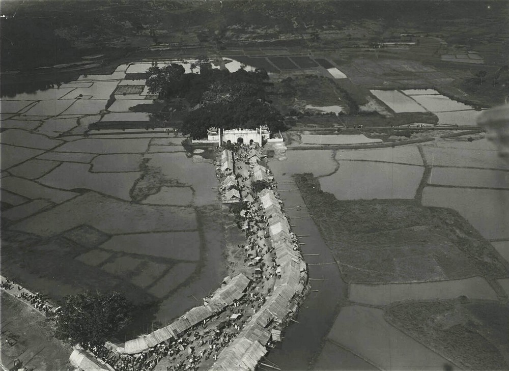 Toàn cảnh  đền Kiếp Bạc nhìn từ máy bay, thập niên 1920. Ảnh tư liệu.