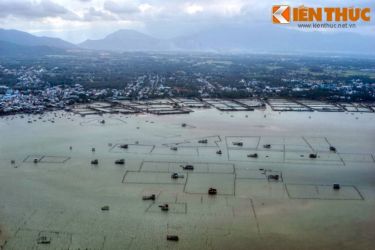 Nằm ở địa phận thành phố Cam Ranh và huyện Cam Lâm, cách thành phố Nha Trang (tỉnh Khánh Hòa) 60km về phía Nam,  vịnh Cam Ranh từ lâu đã được xem là một trong những cảng biển tự nhiên tốt nhất thế giới.