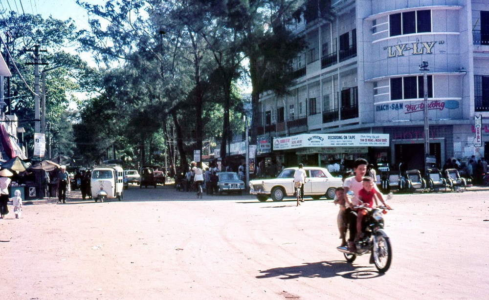 Khách sạn - vũ trường Ly Ly trên đường Trần Hưng Đạo,  Vũng Tàu năm 1968. Ảnh: Terry Maher.