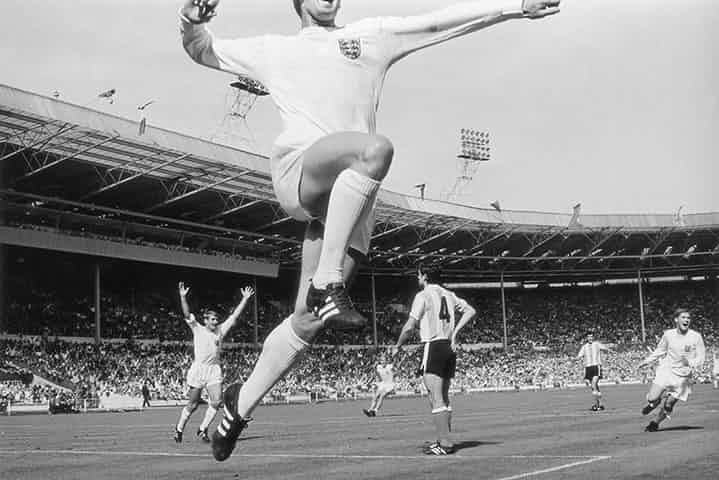 Tuyển thủ Anh Geoff Hurst nhảy lên ăn mừng sau khi ghi bàn thắng vào lưới Argentina trong trận tứ kết World Cup 1966. Đội tuyển Anh sau đó đã vô địch kỳ World Cup này. Ảnh: The Guardian.