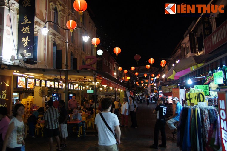 Nằm ở quận Outram, khu vực trung tâm Singapore, Phố Tàu (Chinatown) là một khu vực dân cư sầm uất, có lịch sử phát triển lâu dài của Đảo quốc Sư tử.