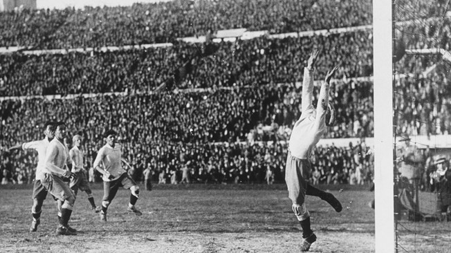 Trong trận chung kết World Cup 1930, Argentina và Uruguay đã không chịu dùng bóng của đối thủ để thi đấu. Trọng tài đề nghị mỗi hiệp sẽ sử dụng một loại bóng. Argentina đã dẫn 2-1 trong hiệp 1 bằng bóng của mình. Sang hiệp 2, Uruguay đã ghi 3 bàn với "đồ nhà" và giành thắng lợi chung cuộc 4-2. Ảnh: Wiki.