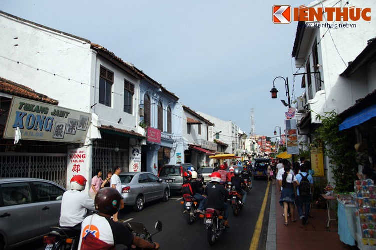 Nằm ở trung tâm thành phố cổ Malacca, một Di sản thế giới của Malaysia,  Phố Tàu Malacca là một trong những khu định cư có lịch sử lâu đời nhất của người Hoa kiều trên thế giới.