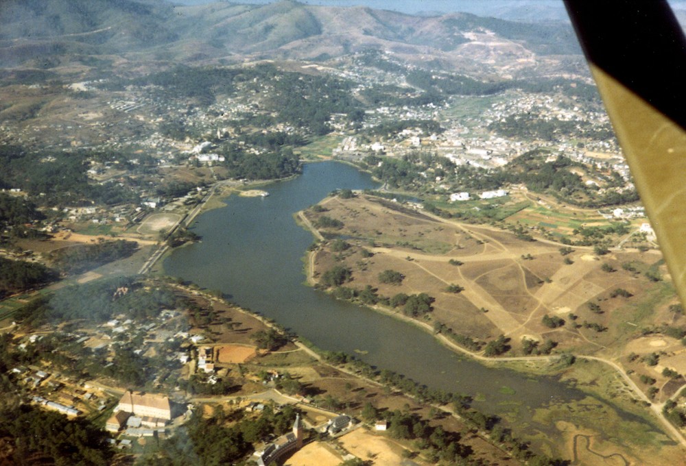 Hồ Xuân Hương ở  Đà Lạt năm 1969 nhìn từ máy bay trực thăng Mỹ. Ảnh: Tom Petersen.