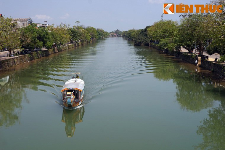 Chảy dọc theo mặt Đông của Kinh thành Huế,  sông Đông Ba là một dòng sông có vai trò quan trọng trong lịch sử của Cố đô Huế.