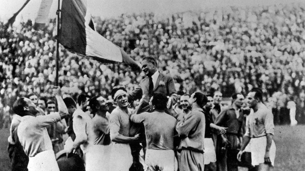 Trong số các quốc gia từng hai lần làm  chủ nhà World Cup, Italia là chủ nhà World Cup 1934, World Cup đầu tiên tổ chức ở châu Âu. Trong kỳ World Cup này, Italia đã đánh bại Tiệp Khắc với tỉ số 2-1 ở trận chung kết để trở thành nhà vô địch. Ảnh: FIFA.