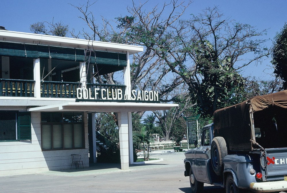 Trụ sở Câu lạc bộ Golf Sài Gòn ở phía Bắc sân bay Tân Sơn Nhất, Sài Gòn năm 1968. Ảnh: Avel South.