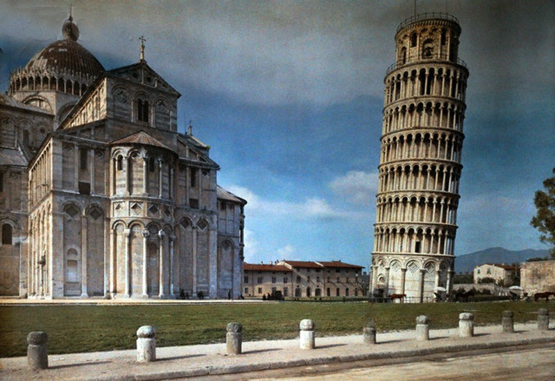 Tháp nghiêng Pisa, công trình kiến trúc nổi tiếng của  đất nước Italia, năm 1934. Ảnh: Hans Hildenbrand.