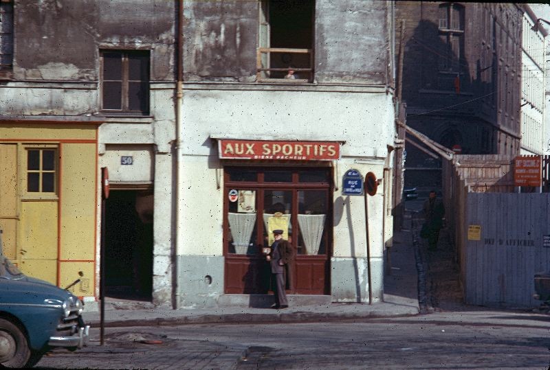 Bên ngoài nhà hàng Aux Sportifs trên đường l'Hôtel de Ville,  Paris thập niên 1960. Ảnh: JAYL38 Flickr.