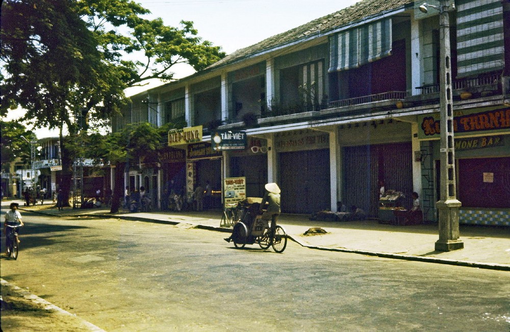 Trên đường Độc Lập (nay là đường Trần Phú),  Đà Nẵng năm 1965. Ảnh: Bruce Tester.