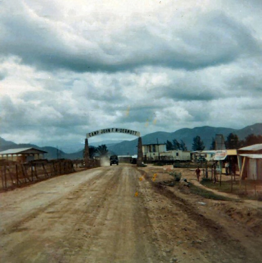 Cổng vào  sân bay Nha Trang, được quân Mỹ gọi là sân bay Camp McDermott, thời chiến tranh Việt Nam. Ảnh: http://459thsignal.org.