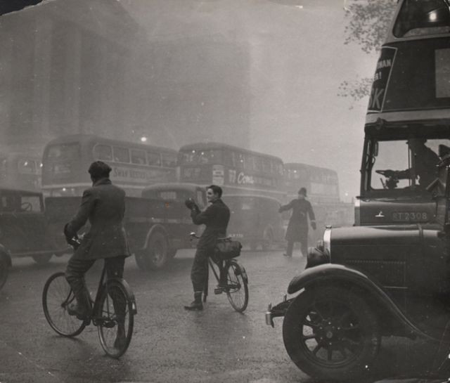 Trên đường phố một ngày mù sương, thành phố London năm 1949. Ảnh: Ernst Haas.