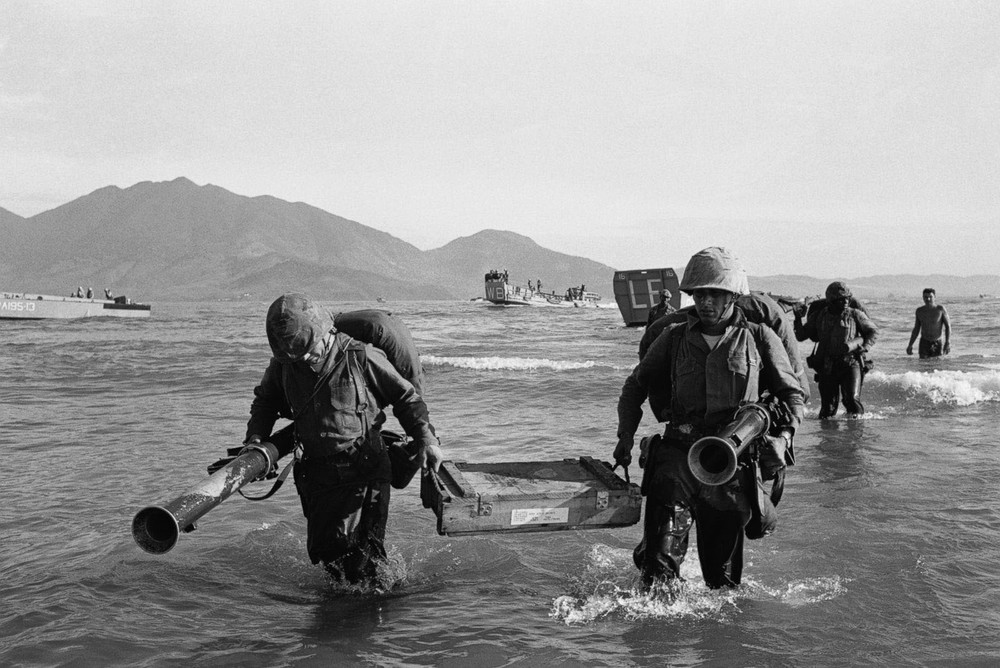 Ngày 8/3/1965, 3.500 binh sĩ thủy quân lục chiến Mỹ đã đổ bộ lên bãi biển Xuân Thiều, phía Tây Bắc thị xã Đà Nẵng. Đây là lần đầu tiên lực lượng tác chiến mặt đất của Mỹ hiện diện ở Việt Nam. Sự kiện này thường được sử gia quốc tế coi là dấu mốc khởi đầu  chiến tranh Việt Nam. Ảnh: ABC News.