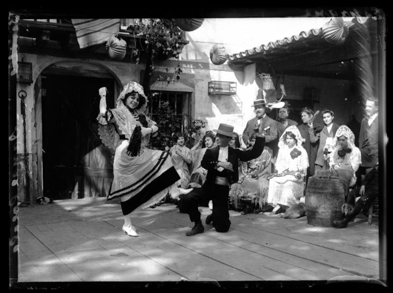 Các vũ công nhảy điệu Flamenco ở  Tây Ban Nha năm 1908.