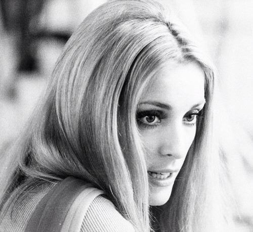 Nữ diễn viên Sharon Marie Tate sinh ngày 24/1/1943 tại thành phố Dallas, bang Texas, Mỹ. Cô giành được đề cử Quả Cầu Vàng danh giá đầu tiên cho sự nghiệp của mình vào năm 1967, nhờ vào vai diễn Jennifer North trong bộ phim kinh điển Valley of the Dolls (1967). Ảnh: Pinterest.