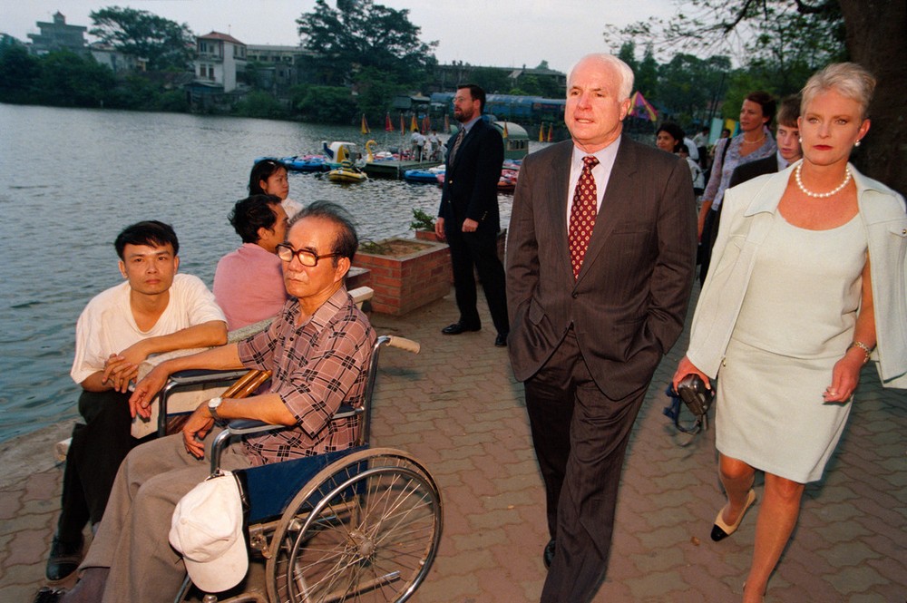  Thượng nghị sĩ John McCain cùng phu nhân, bà Cindy, đi dạo ở bờ hồ Trúc Bạch trong chuyến thăm Hà Nội tháng 4/2000. Hồ Trúc Bạch là nơi ông bị bắt sống sau khi nhảy dù từ chiếc máy bay bị bắn hạ trên bầu trời Hà Nội ngày 26/10/1967. Ảnh: Philip Jones Griffiths/ Magnum.