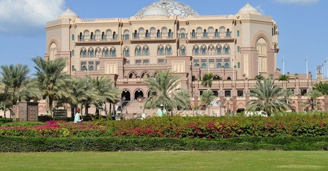 Trong số những khách sạn xa hoa ở Abu Dhabi, UAE, không thể không nhắc đến  khách sạn Emirates Palace.