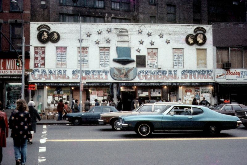 Cửa hàng bách hóa tổng hợp trên phố Canal,  New York thập niên 1970. Ảnh: Vintag.