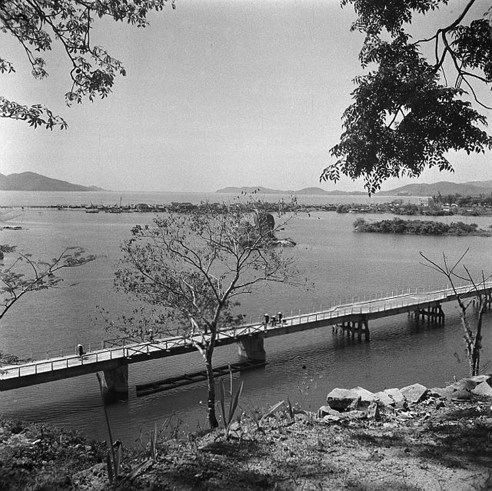 Khu vực cửa sông Cái nhìn từ tháp Po Nagar,  Nha Trang năm 1947. Ảnh: Michel Huet/ Getty.