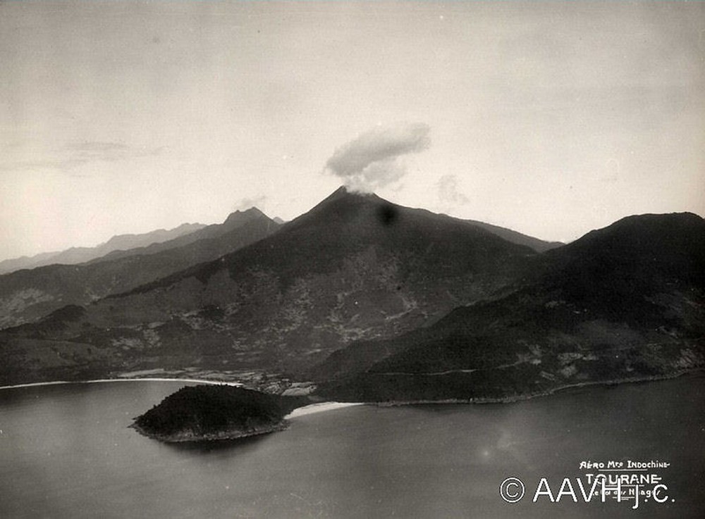 Toàn cảnh khu vực  đèo Hải Vân - núi Bạch Mã nhìn từ máy bay, năm 1932. Ảnh tư liệu.