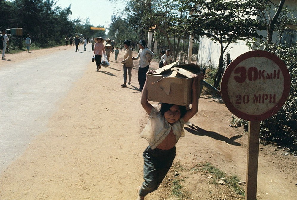 Người dân di tản trong chiến tranh Việt Nam năm 1968 tại Đà Nẵng. Ảnh: UPI.