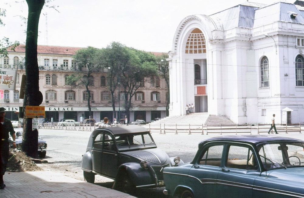 Phía trước nhà Quốc hội (nay là Nhà hát Thành phố),  Sài Gòn năm 1967-1968. Ảnh: Peter Stevens Flickr.