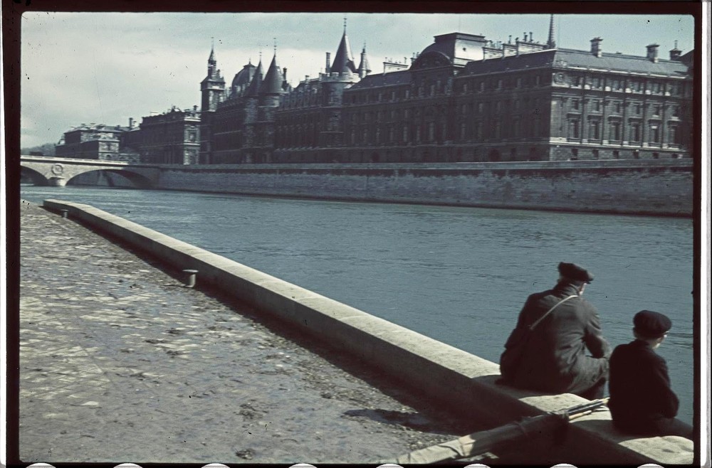 Khung cảnh thanh bình bên bờ sông Seine, trung tâm  Paris năm 1941. Phía xa là cầu Saint Michel và đảo Île de la Cité. Ảnh: André Zucca.