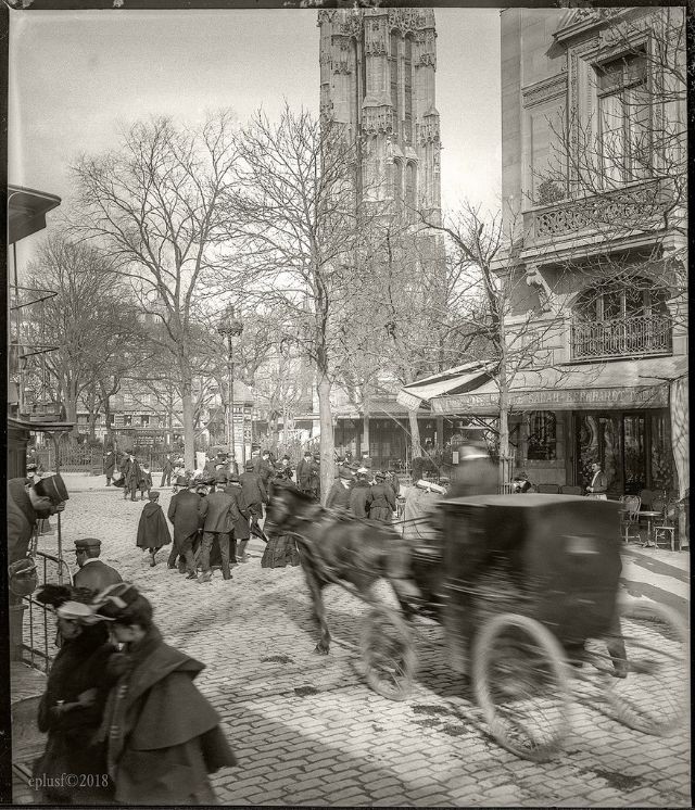 Tháp St Jacques ở Paris,  nước Pháp khoảng năm 1900. Ảnh: Monsieur Eugène.