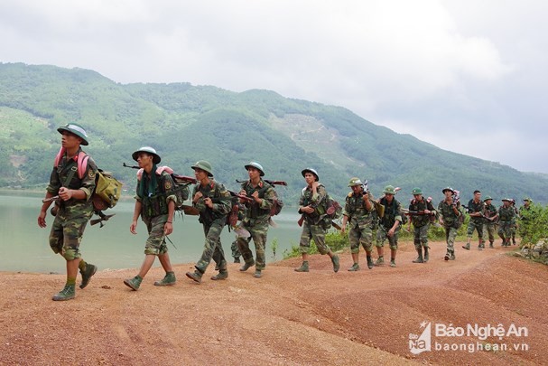 Thực hiện nhiệm vụ huấn luyện chiến đấu năm 2018 của Bộ CHQS tỉnh Nghệ An, từ ngày 21-27/10, Trung đoàn 764 và các Đại đội trực thuộc đã hoàn thành tốt nhiệm vụ diễn tập Chỉ huy cơ quan 1 bên 1 cấp trên bản đồ và ngoài thực địa năm 2018. Ảnh:  Bộ đội Trung đoàn 764 và các Đại đội trực thuộc đang hành quân. Ảnh: Phong Quang