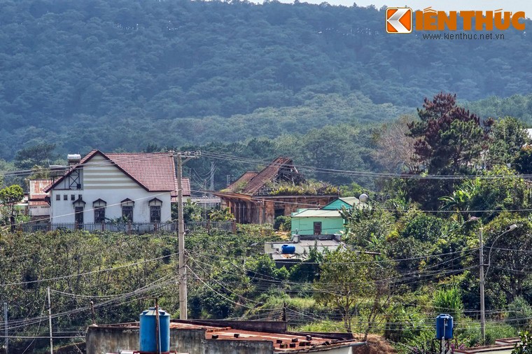 Nằm ở xã Xuân Thọ, thành phố Đà Lạt,  ga Đa Thọ là một nhà ga trên tuyến đường sắt Phan Rang - Đà Lạt xưa. Khi đi từ Đà Lạt xuống Xuân Thọ, có thể nhìn thấy nhà ga này từ con dốc ở trung tâm xã.