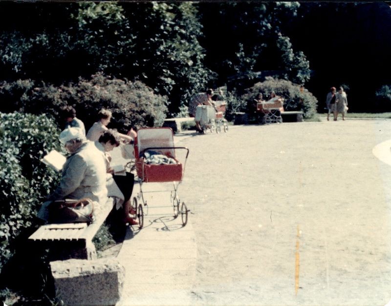 Trong khu vườn của pháo đài Peter &amp; Paul, thành phố Leningrad năm 1976. Ảnh: Michael Neubert.